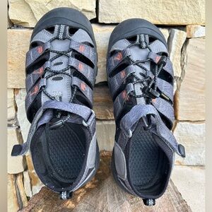 KEEN Newport H2 hiking kids charcoal sandals Sz-5. M